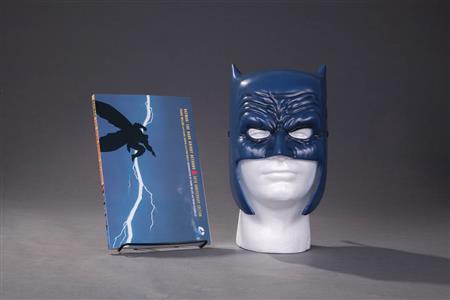 Batman: The Dark Knight Returns: Book & Mask Set